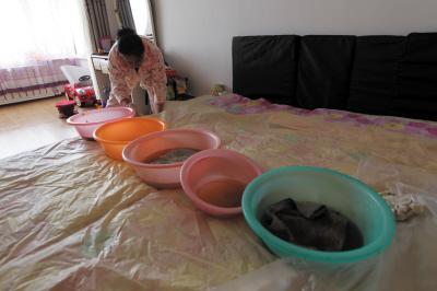 阜康楼上漏水，住户失联，小区没物管，业主维权难！律师来支招……
